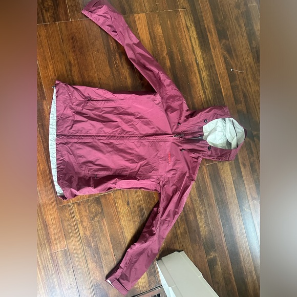 Women’s Patagonia Rain Coat - Picture 8 of 8